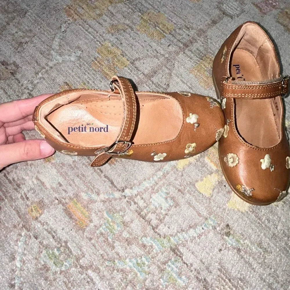 Petit nord flowered embroidered Mary Jane’s sz 27